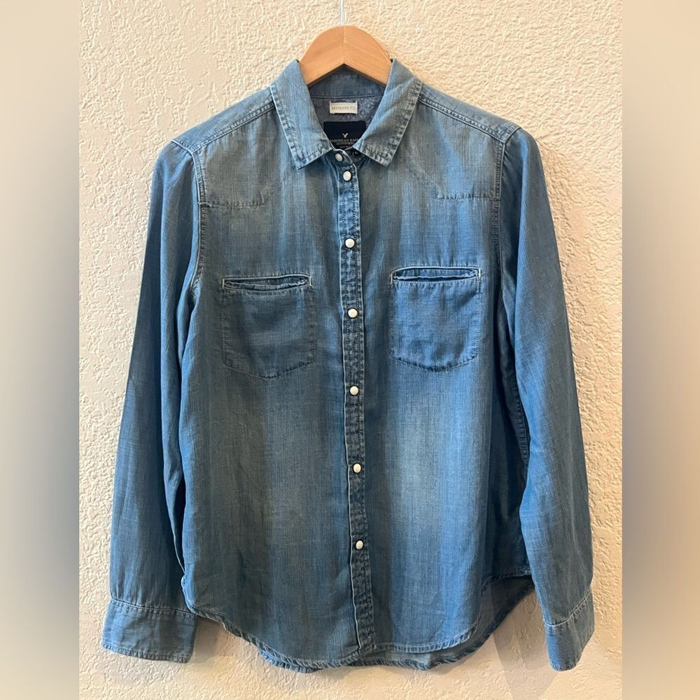 American Eagle Outfitters Boyfriend Fit Pearl Snap Shirt Sz Medium Chambray - Picture 2 of 9